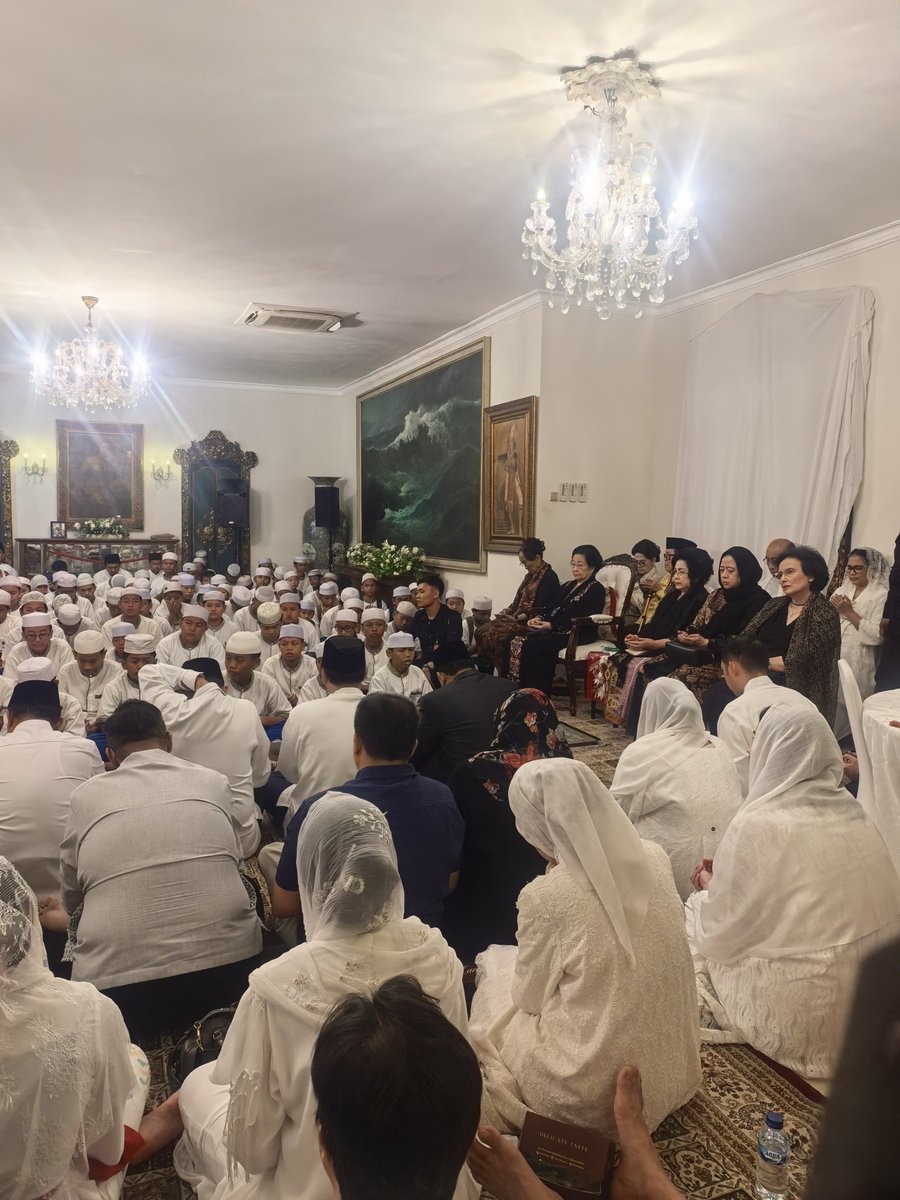 GunRomli's tweet photo. Tahlilan malam ke-3 alm H. Mohammad Guruh Irianto Soekarnoputra dihadiri Ibu Megawati Soekarnoputri https://t.co/KWiEX7xikv