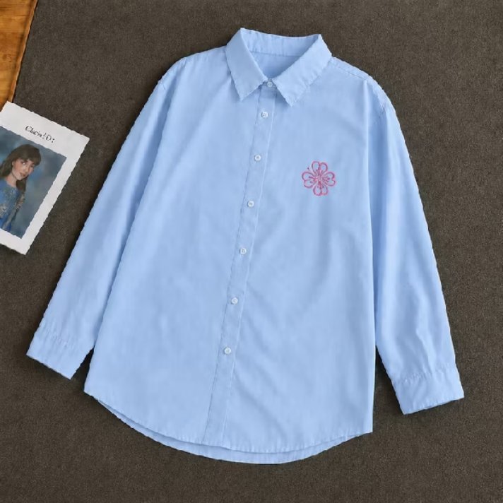 spillshopevd's tweet photo. Kemeja yang bikin outfit langsung kelihatan lebih rapi tanpa harus effort berlebihan

Buat ngantor?✔️
Kuliah?✔️
Hangout?✔️

Suka outfit yang simple, clean, tapi tetap feminin? Kayaknya kemeja ini bakal kepakai terus😭
🛒Intip di sini https://t.co/duALk0bvJQ
#simpleoutfit #ootd https://t.co/3IkyuNLXLR