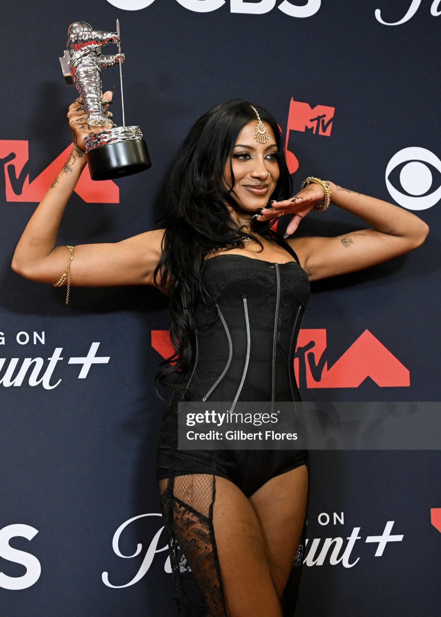thelarahub's tweet photo. remember when lara became the first indian-american to win a vma at the 2025 #vmas https://t.co/mv9IrsiJ3U