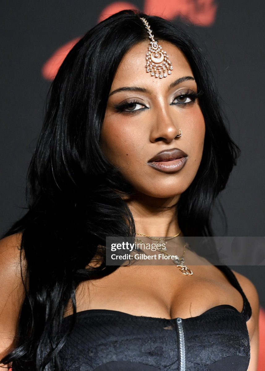 thelarahub's tweet photo. remember when lara became the first indian-american to win a vma at the 2025 #vmas https://t.co/mv9IrsiJ3U