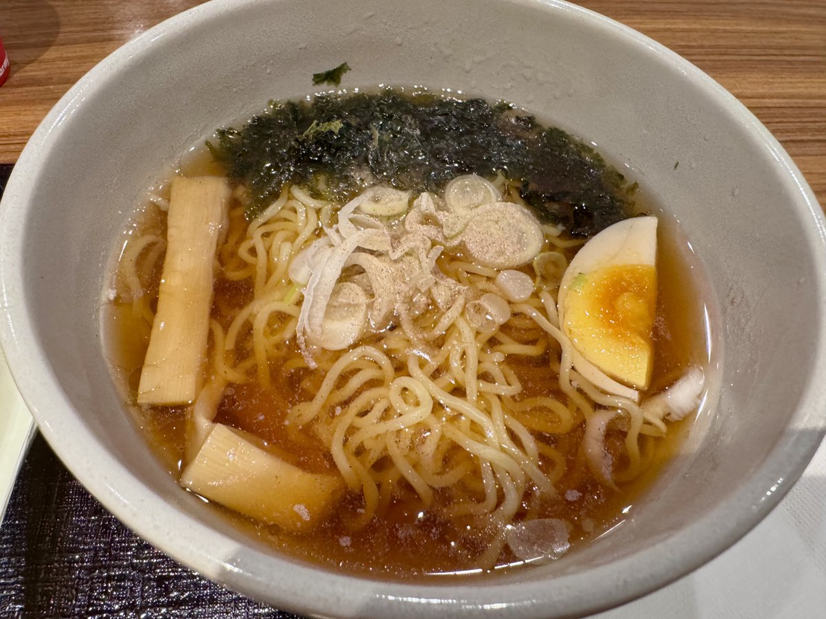 Ydamsmsm's tweet photo. 満腹を振り絞り（？）滑り込みでラーメン屋さん https://t.co/PUs1H4aFDQ