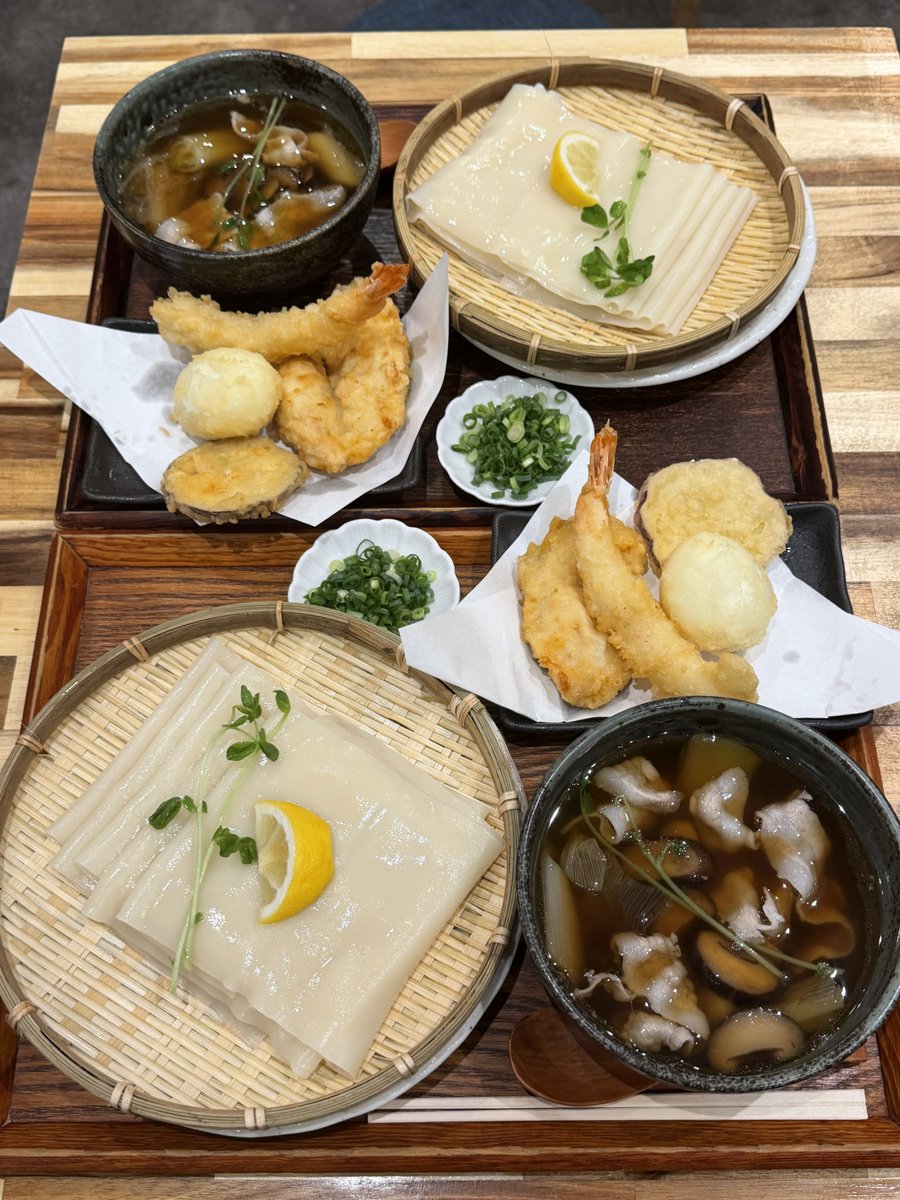 muni_gurume's tweet photo. モチモチ食感のうどんを食べるなら池袋の「ひもかわ桐生」
幅10cm超クラスの巨大ひもかわ麺を豚肉たっぷりのつけ汁へダイブ！つるっとした喉越しとモチモチ食感のギャップがクセになる… https://t.co/sx874rwf8S