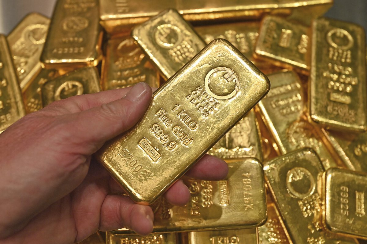 BFMBourse's tweet photo. L'or perd 3% aujourd'hui, 7% en un mois et 23% depuis janvier... Pourquoi Goldman Sachs et UBS le voient reprendre plus de 30% d'ici un an
https://t.co/KejTa0vSJc https://t.co/VH3nvvvzlY