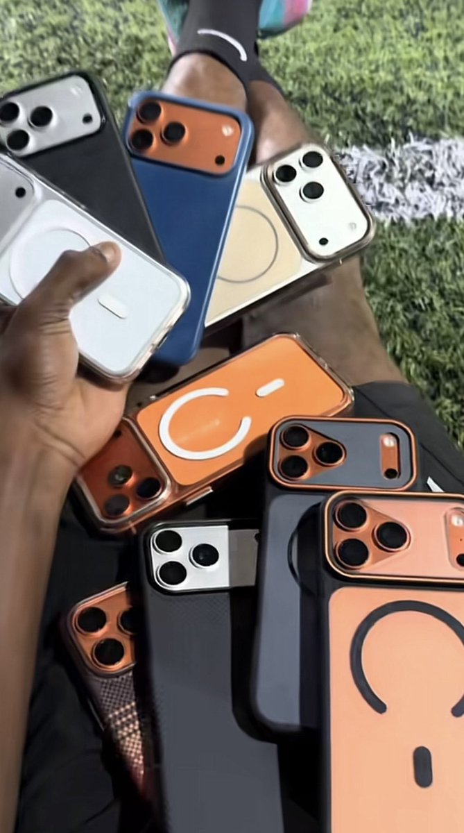 hillary_twts's tweet photo. All this phones go buy 2016 C300 abii, i just deh reason something now😌 https://t.co/OoIfWEWTb2