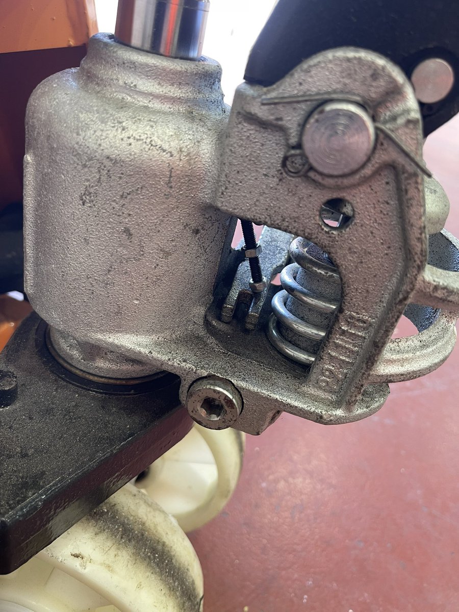 RSS_Industrial's tweet photo. That’s a good spot 👀 and that’s why we don’t just look at your kit and put a tag on it.  #pallettruck quarantined and customer can decide on a #repair or replacement at the end of the #thoroughexamination visit #liftingdifferent #RSS https://t.co/CaMimfyvKT