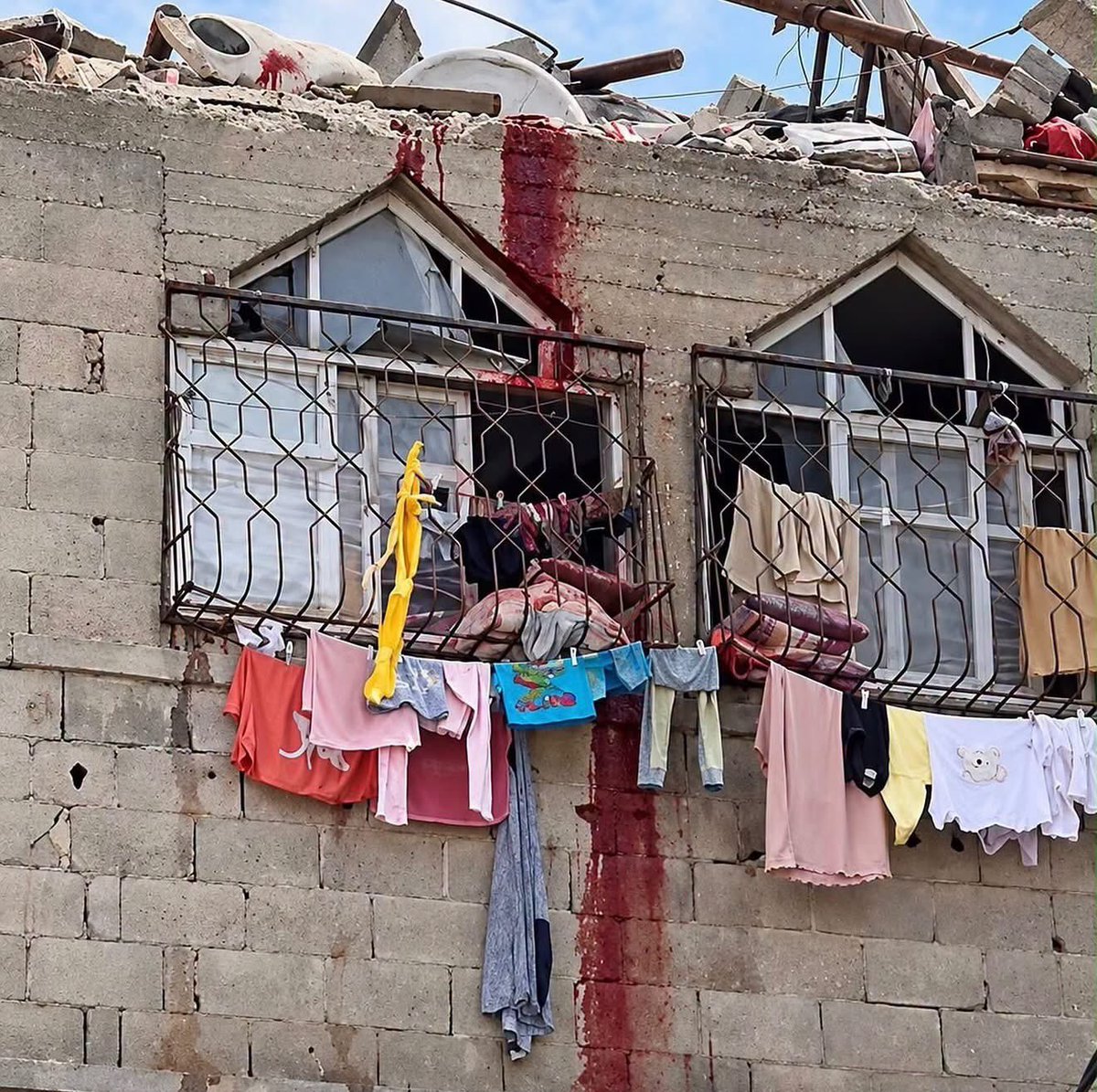 gazanotice's tweet photo. 🚨Not paint, but blood‼️

🚨BREAKING: A wall in Gaza bears witness to an Israeli massacre today, following an Israeli strike on a residential apartment that killed Palestinian civilians.