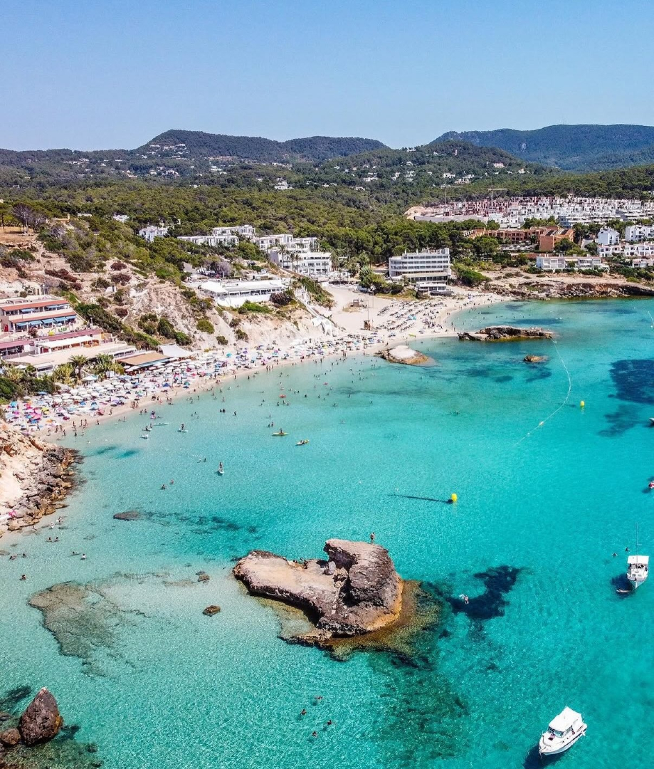 Ibiza_Travel's tweet photo. Cala Tarida es de las que entran por los ojos a primera vista. Y cuando la pisas, ya no hay vuelta atrás 💙

¿Ya habéis estado?

📷 @matteo_ciommi

#Ibiza #TurismoIbiza #IbizaTravel #CalaTarida #CalasDeIbiza #IbizaBeach https://t.co/YZRXi8WpO2