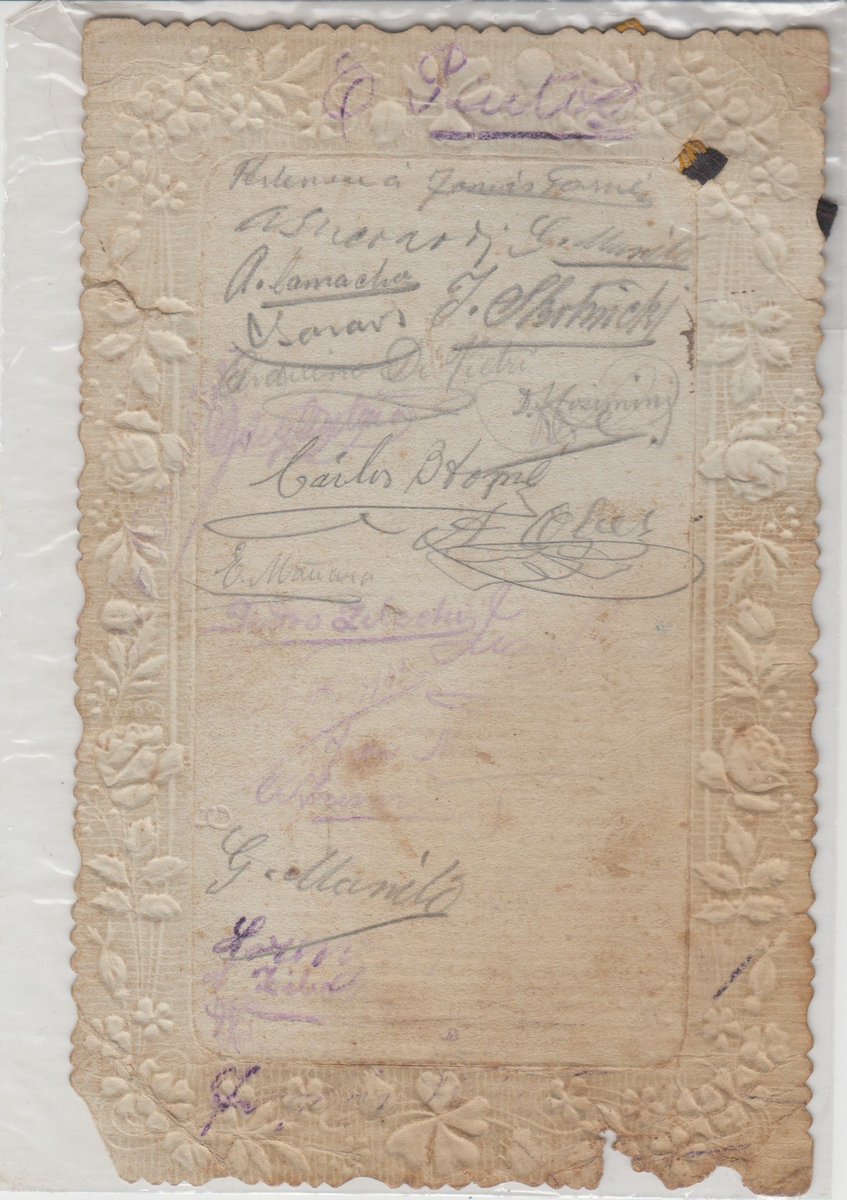 lazzarinocarlos's tweet photo. Hoy Peñarol cumple 135 años y pensé que una manera diferente de festejarlos era compartir historia. Mi padre fue un gran recopilador de la historia de Peñarol. Durante muchos años buscó, guardó y conservó documentos y recuerdos que forman parte de la historia de nuestro club.

Entre ellos tengo este documento de 1907.

Es el menú del banquete realizado en Montevideo, el 17 de noviembre de aquel año, en homenaje al equipo campeón de fútbol de 1907.

Pero hay algo todavía más especial. En el reverso están las firmas de los jugadores de aquel equipo. Este menú perteneció a Celestino Camacho, quien hizo firmar a sus compañeros en el reverso, dejando allí un recuerdo directo de aquellos protagonistas.

Hoy, casi 120 años después, esas firmas siguen ahí.

Felices 135 años, Peñarol.
