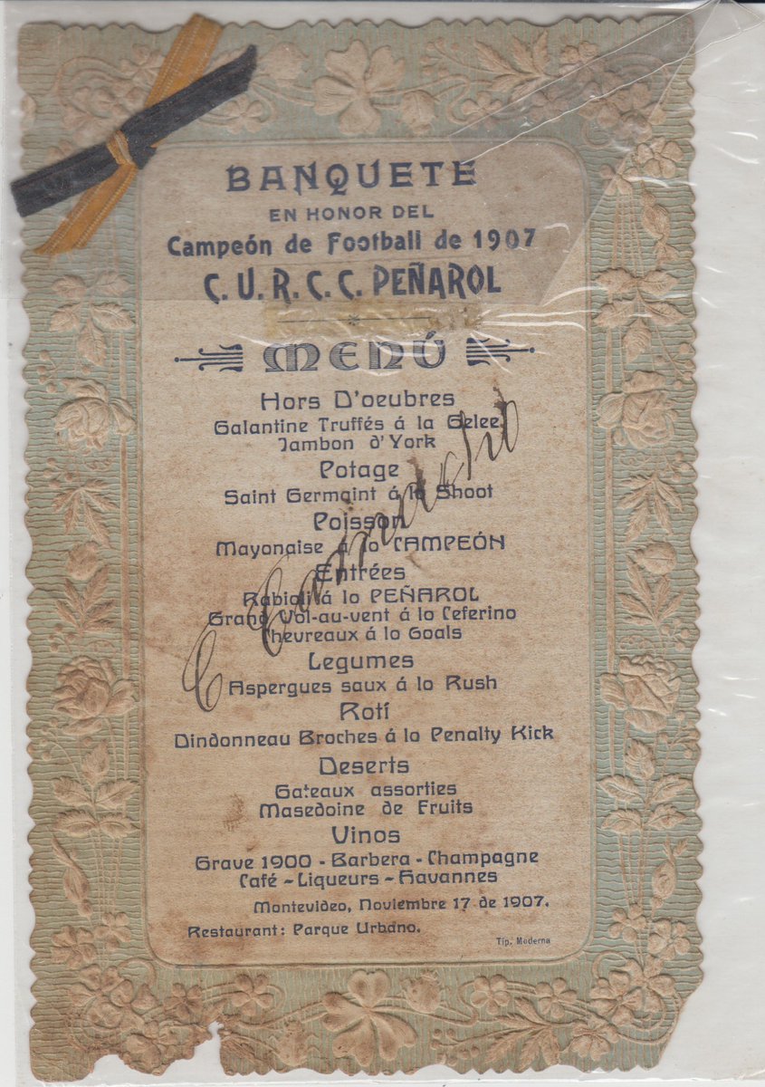 lazzarinocarlos's tweet photo. Hoy Peñarol cumple 135 años y pensé que una manera diferente de festejarlos era compartir historia. Mi padre fue un gran recopilador de la historia de Peñarol. Durante muchos años buscó, guardó y conservó documentos y recuerdos que forman parte de la historia de nuestro club.

Entre ellos tengo este documento de 1907.

Es el menú del banquete realizado en Montevideo, el 17 de noviembre de aquel año, en homenaje al equipo campeón de fútbol de 1907.

Pero hay algo todavía más especial. En el reverso están las firmas de los jugadores de aquel equipo. Este menú perteneció a Celestino Camacho, quien hizo firmar a sus compañeros en el reverso, dejando allí un recuerdo directo de aquellos protagonistas.

Hoy, casi 120 años después, esas firmas siguen ahí.

Felices 135 años, Peñarol.