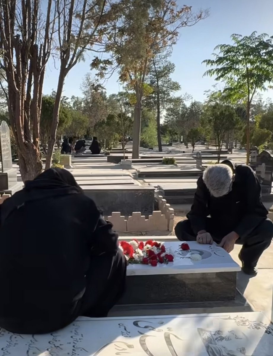 farzanehes20016's tweet photo. به نام پدر و مادر

ای زندگی،سیرم ازت😭💔

#یسنا_اسکندری https://t.co/0ZrMLNK1C2