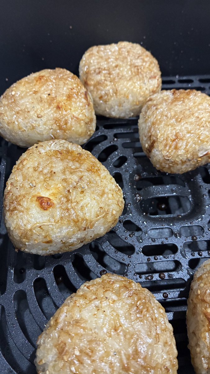 tukituki0809's tweet photo. リベンジ！
焼きおにぎり♡

昨日のはガリッガリで
表面固すぎた。。
今回は、厚めのおにぎりにして、温度を180→160°に変更。 https://t.co/ZDSDhYRt6T