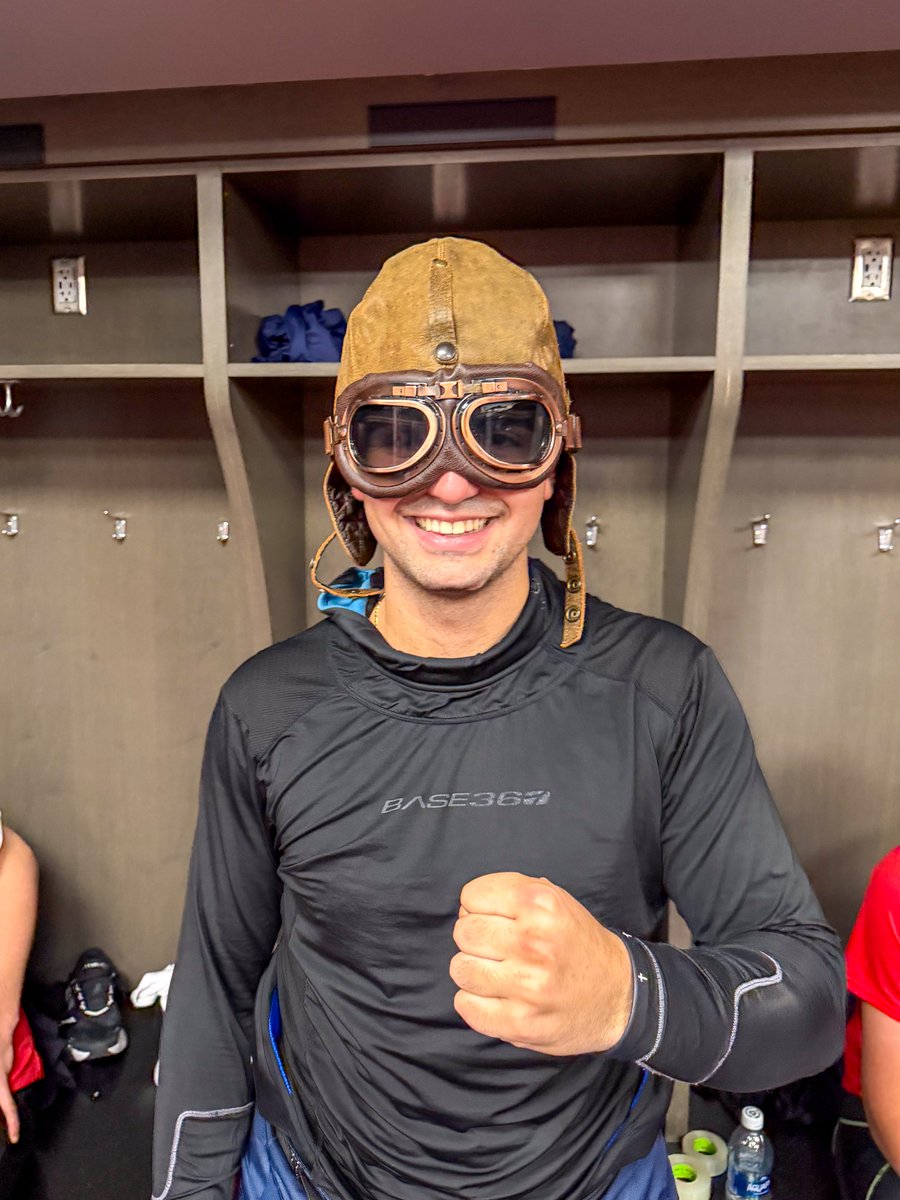 SpitsHockey's tweet photo. Waking up on a Monday morning with a smile! 😁

#WindsorSpitfires | #BuiltforFlight https://t.co/Dnojt79CgR