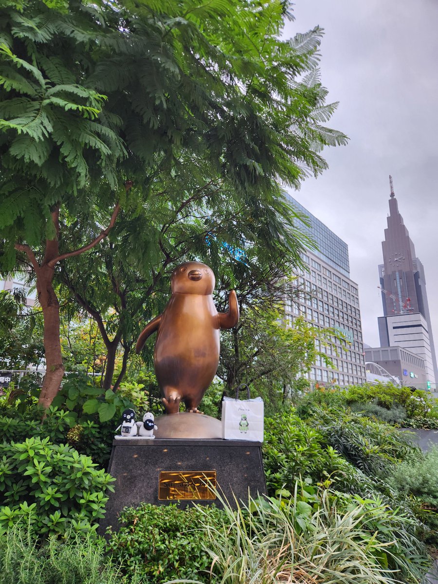 hiroshiwaon's tweet photo. 買い物後にペンギン広場でひと休み
前からSuicaのペンギン像
後からSuicaのペンギン像
ペンギン広場で撮りました。
霧雨が舞っていたので、幻想的な写真を撮ることが出来ました。
Suicaのペンギン達は、Suicaのペンギン像に会えて嬉しそうです。
#Suicaのペンギン #ぬい撮り 
#Suicaのペンギン像 https://t.co/ZSstx5ONw3