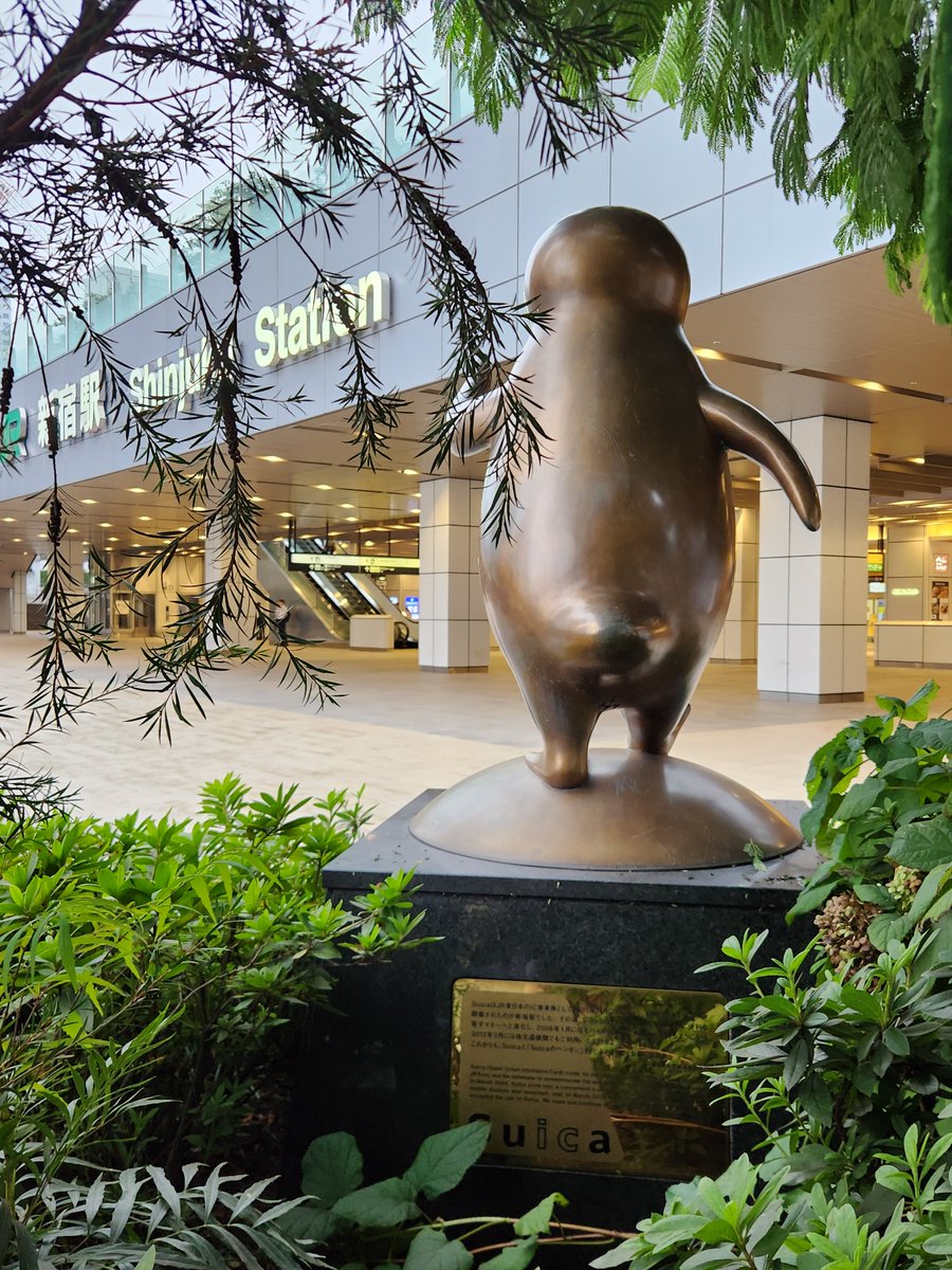 hiroshiwaon's tweet photo. 買い物後にペンギン広場でひと休み
前からSuicaのペンギン像
後からSuicaのペンギン像
ペンギン広場で撮りました。
霧雨が舞っていたので、幻想的な写真を撮ることが出来ました。
Suicaのペンギン達は、Suicaのペンギン像に会えて嬉しそうです。
#Suicaのペンギン #ぬい撮り 
#Suicaのペンギン像 https://t.co/ZSstx5ONw3