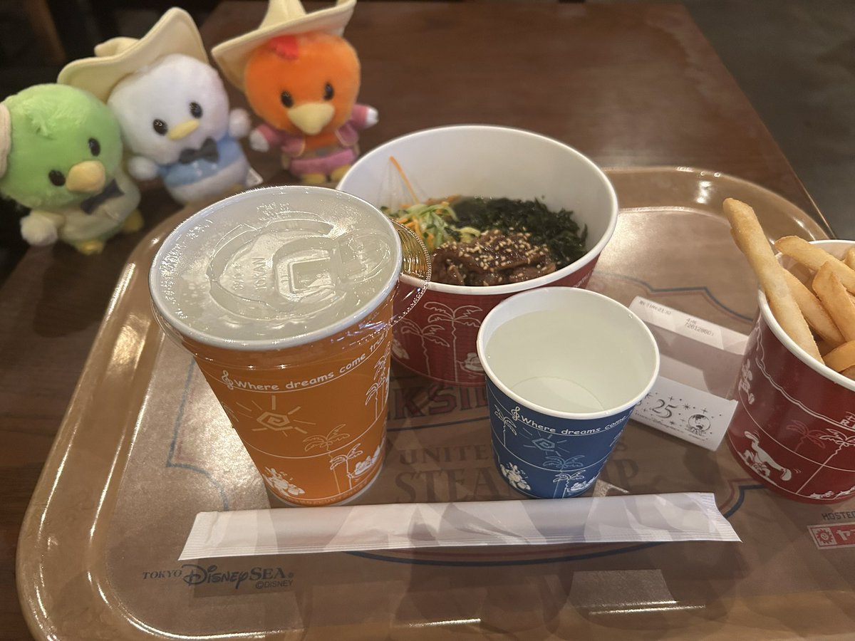 kodiro_'s tweet photo. 今日初めて1人でディズニーいった😭
金さえあれば頻繁に行きたいくらいソロでも楽しめた😭周りは集団ばっかだったから死ぬほど心細かったけどね🥲

まじグラフォとかディセンダントみたいなディズニーチャンネルキャラの仮装してる人がいっぱいいてガチで嬉しかった https://t.co/SbRjzyQNfT