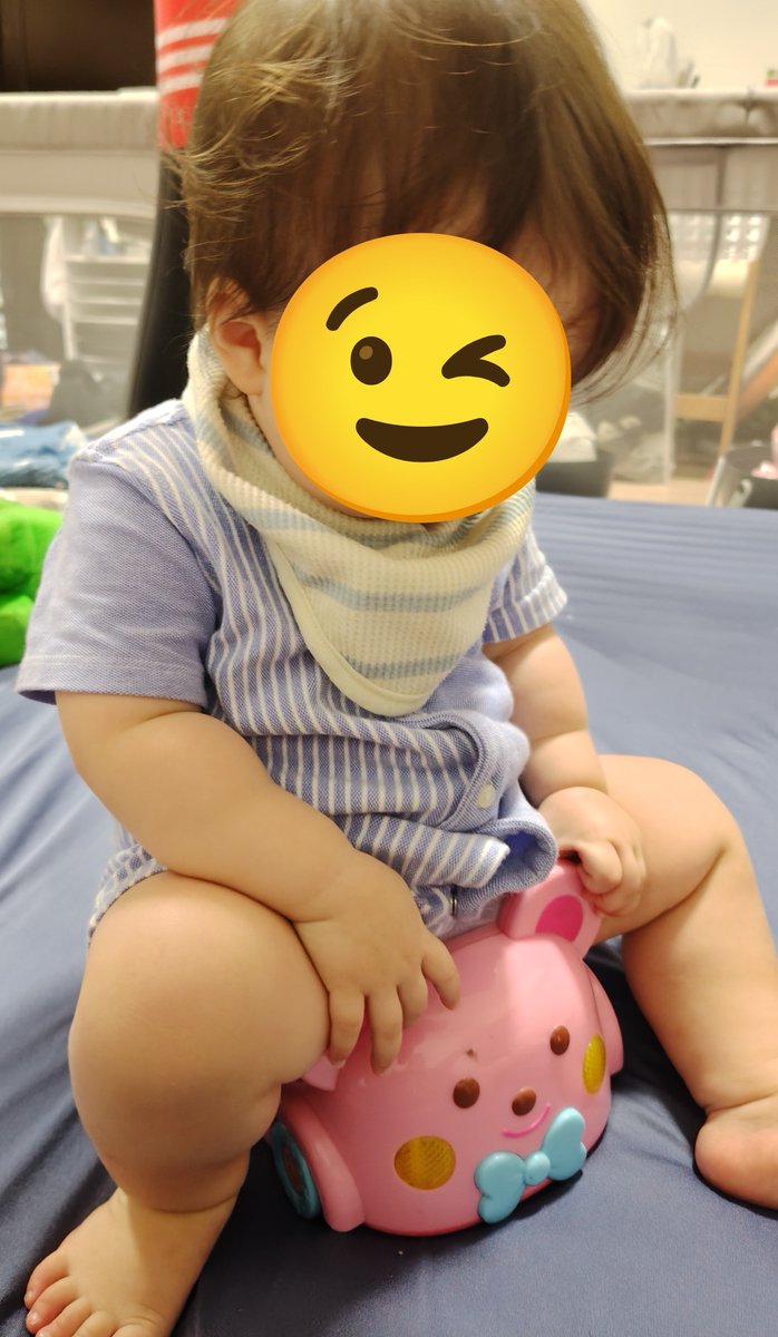 hinata14035583's tweet photo. 末っ子が最近車好きな気配がするので、メルちゃんの車を渡してみたら、まず乗ろうとしてた🤣 https://t.co/pJw3eMy1v3