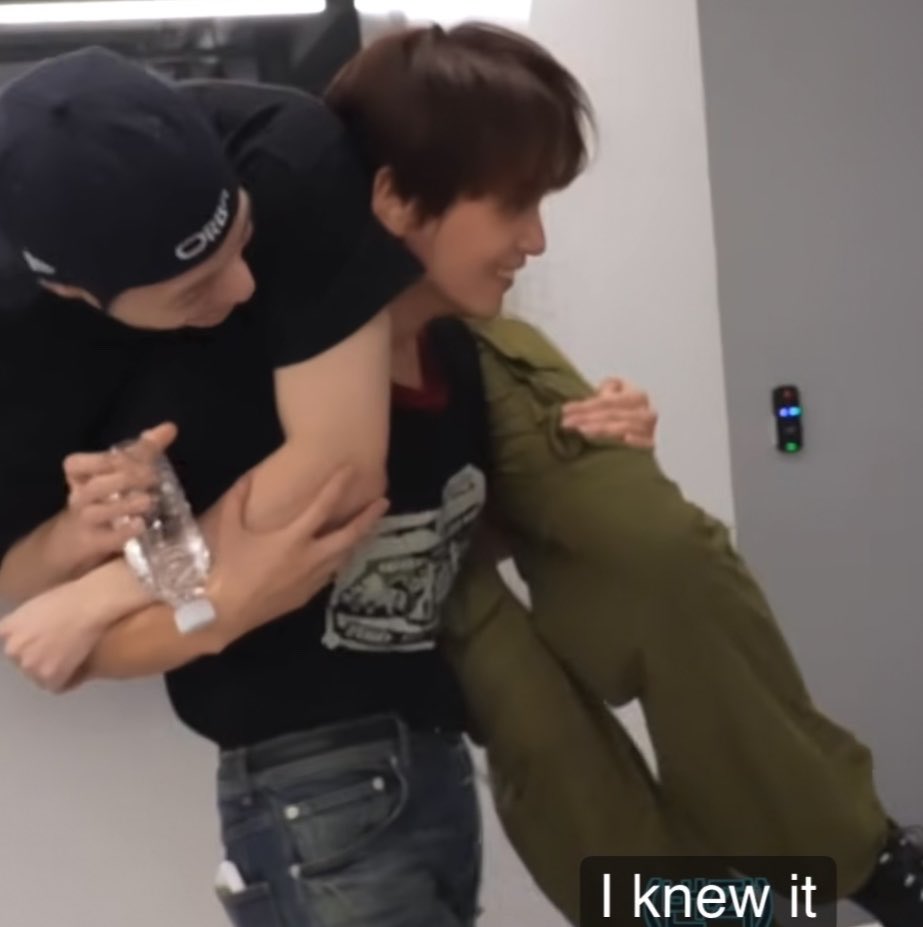 jojohaechi's tweet photo. Lihatlah bocah2 bandel ini😭

🐻 : hehh!! Lukh gakpapa kan🥺 ( gw kira apa ternyata tas nya 😭)
🐬 : *jail ambil tas haechan
🐻 : HEH HEH HEH ( rebut tasnya terus dilindingu )

/🐶 tiba2 join/

🐬 : berapa sih harganya emang 😂
🐶 : *terus jailin haechan, nimpa si haechan*
🐻 : ah gweh tau yak ( mau dijailin ) gweh tauk !!!! ( NGANGKAT JENO😭😭😭😭 ) 

 JUJUR ga ekspek anjir  jeno diangkat kaya karung beras 😭 kocak