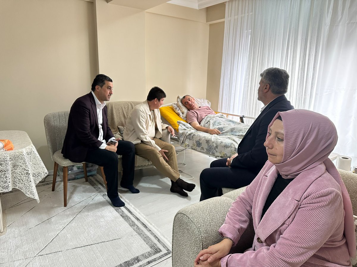 menderesturel's tweet photo. Kamil Beyribey…

O sadece bir terör gazisi değil. Çok daha fazlası.

Mahkum olduğu yatağında hayattan kopmayıp hala büyük bir şevk ile vatan millet için çalışıyor, hayırlı hizmetlere vesile oluyor.

Tek kelime ile ‘Eli öpülesi adam’

Helal olsun 👏👏👏 https://t.co/60upWQj0P5