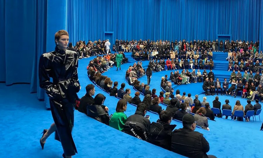 matheuscarvalhx's tweet photo. Gosto muito da cenografia desse desfile da Balenciaga de 2020. https://t.co/00FiWuzFxs