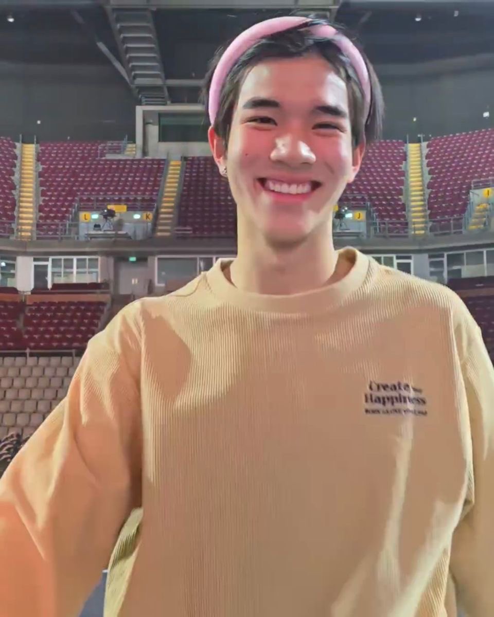 813bae's tweet photo. ไอที่คาดผมสีชมพูอ่อนที่โฟ้ดใส่บ่อยๆ ก็น่าจะของลูกคุณหนูอะแหละ เพราะเห็นใส่ตตช่วง LOL2024 แต่มานทำตุ้กตาลูกหายปะ55555555555 https://t.co/Pp4WVIgAqg
