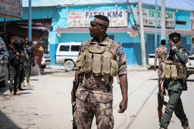 SoleilduNiger's tweet photo. Les forces de l'Agence nationale de renseignement et de sécurité (NISA), appuyées par des partenaires internationaux, ont éliminé 12 militants d'Al-Shabaab et détruit leurs équipements lors d'une opération ciblée dans la région du Moyen-Shabelle. https://t.co/HwQc0cqZHo
