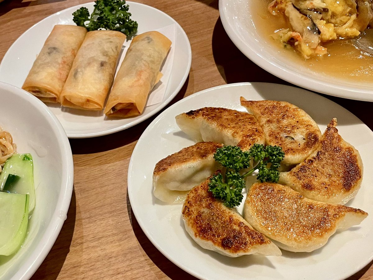 amupa21's tweet photo. 群愛飯店、大丸店で何度か母とお昼を食べたことがあります。
お高めのメニューは頼んだことないけど、お手頃価格のメニューも点心、麺類、ご飯もの…と本当に何を食べても美味しい！
私は海鮮あんかけ焼きそば（具が大きくて食べ応えあって見た目も鮮やか）と春巻き、母は天津飯がお気に入りです。 https://t.co/ukdcfrMjg7