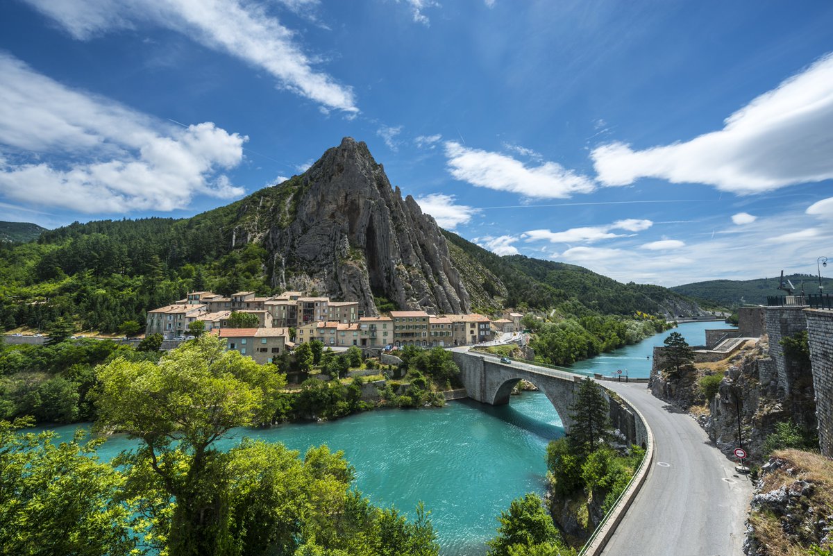 lonelyplanetfr's tweet photo. La Route Napoléon relie Golfe-Juan à #Grenoble sur 314 km !🚗 

C'est l’un des plus beaux #roadtrips de #France et il fait parti de notre sélection des meilleures #expériences à vivre en 2027 ! 🤩

Découvrez tout sur cet itinéraire mythique ➡️ https://t.co/A7wjNjs9SY https://t.co/R7nHXGoSfC