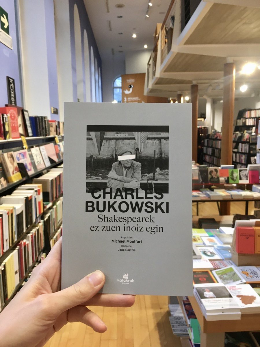 katakrak54's tweet photo. Honezkero Iruñeko kale Nagusian eta urriaren 5etik aurrera gainontzeko liburu-dendetan:

CHARLES BUKOWSKI
Shakespearek ez zuen inoiz egin
Michel Montforten argazkiekin
Jone Gartziak itzulia

https://t.co/m7VriPsj7d https://t.co/PFFdoiDAcQ