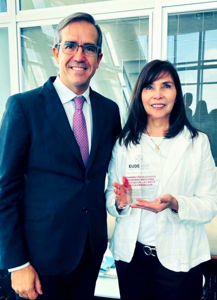 oei_bolivia's tweet photo. 🌎🤝 La OEI recibió un reconocimiento de la Escuela Europea de Dirección y Empresa (EUDE), entregado por Álvaro Dantart, Director de Relaciones Internacionales, a Yovanna Soria Galvarro, Directora de la OEI en Bolivia.

#OEIBolivia #EUDE #Cooperación #Educación https://t.co/ja41WIiKBi