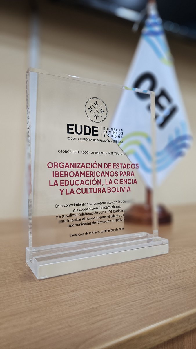 oei_bolivia's tweet photo. 🌎🤝 La OEI recibió un reconocimiento de la Escuela Europea de Dirección y Empresa (EUDE), entregado por Álvaro Dantart, Director de Relaciones Internacionales, a Yovanna Soria Galvarro, Directora de la OEI en Bolivia.

#OEIBolivia #EUDE #Cooperación #Educación https://t.co/ja41WIiKBi
