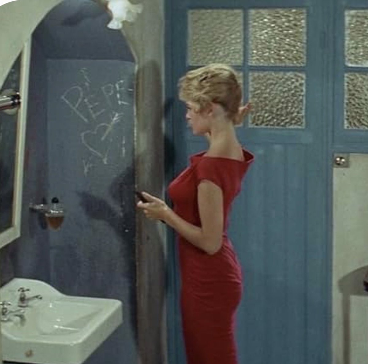 marincine's tweet photo. Un 28 de septiembre, de 1934, nació en París la emblemática Brigitte Bardot, revolucionario símbolo sexual y figura clave de la Nueva Ola Francesa de los 50-60; causó sensación con su Y Dios Creó a la Mujer, a los 21 años, dirigida por su entonces esposo, Roger Vadim. Protagonizó El Desprecio, de Jean Luc Godard; La Verdad, de Clouzot, y ¡Viva María!, de Louis Malle. Se retiró abrupta y definitivamente a los 38 años y se convirtió en una enjundiosa activista de la defensa de los animales.