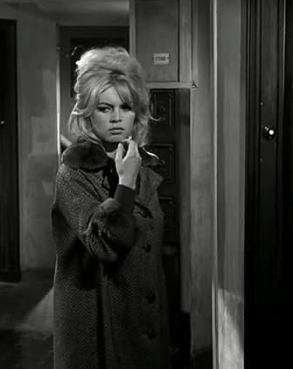 marincine's tweet photo. Un 28 de septiembre, de 1934, nació en París la emblemática Brigitte Bardot, revolucionario símbolo sexual y figura clave de la Nueva Ola Francesa de los 50-60; causó sensación con su Y Dios Creó a la Mujer, a los 21 años, dirigida por su entonces esposo, Roger Vadim. Protagonizó El Desprecio, de Jean Luc Godard; La Verdad, de Clouzot, y ¡Viva María!, de Louis Malle. Se retiró abrupta y definitivamente a los 38 años y se convirtió en una enjundiosa activista de la defensa de los animales.