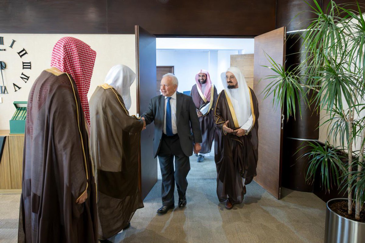 saudibogrv's tweet photo. معالي رئيس #ديوان_المظالم د. علي الأحيدب يستقبل كبير المستشارين القضائيين لدى حكومة المملكة المتحدة السيد بيتر غروس، ويستعرض تحولات القضاء الإداري وتطوّراته التشريعية والرقمية https://t.co/xdB0jLRNok