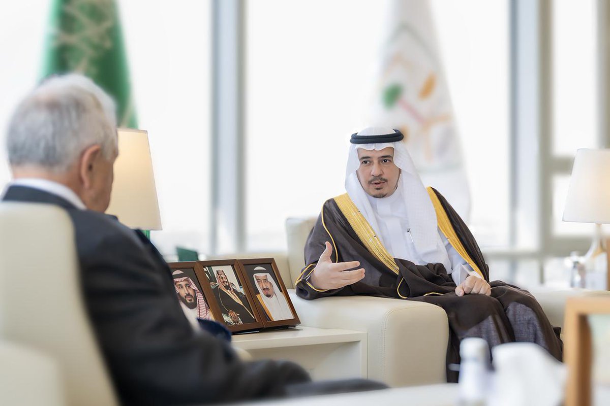 saudibogrv's tweet photo. معالي رئيس #ديوان_المظالم د. علي الأحيدب يستقبل كبير المستشارين القضائيين لدى حكومة المملكة المتحدة السيد بيتر غروس، ويستعرض تحولات القضاء الإداري وتطوّراته التشريعية والرقمية https://t.co/xdB0jLRNok