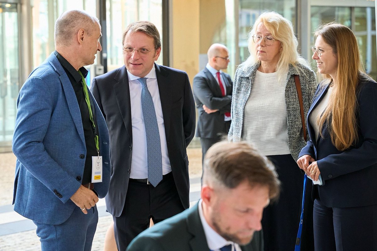 escardio's tweet photo. #EUScreeningWeek took centre stage in Brussels today, where Health Commissioner @OliverVarhelyi led by example and underwent cardiovascular screening right outside the European Commission building.

The Belgian Society of Cardiology joined the initiative, helping highlight key cardiovascular risk factors and the value of knowing your numbers.

Moments like this reinforce why routine screening matters when it comes to catching risk factors early, improving patient outcomes, and reducing the burden of cardiovascular disease across Europe https://t.co/OZB3nbA9JD

#KnowYourNumbers #SafeHeartsPlan @EU_Health @IDFEuropeBXL