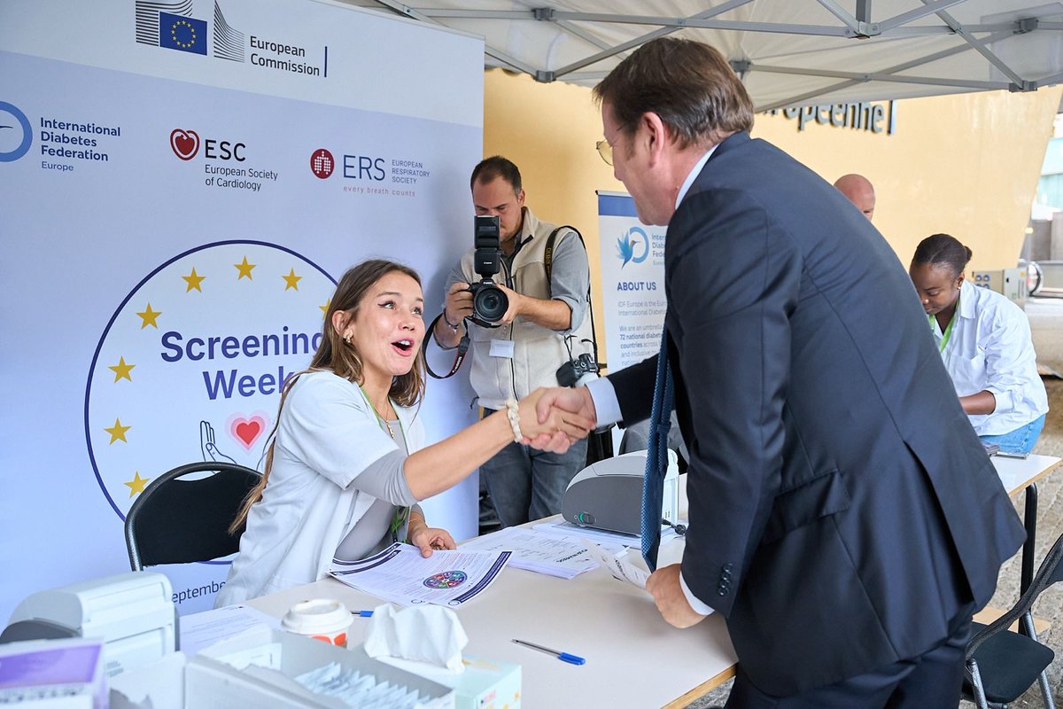 escardio's tweet photo. #EUScreeningWeek took centre stage in Brussels today, where Health Commissioner @OliverVarhelyi led by example and underwent cardiovascular screening right outside the European Commission building.

The Belgian Society of Cardiology joined the initiative, helping highlight key cardiovascular risk factors and the value of knowing your numbers.

Moments like this reinforce why routine screening matters when it comes to catching risk factors early, improving patient outcomes, and reducing the burden of cardiovascular disease across Europe https://t.co/OZB3nbA9JD

#KnowYourNumbers #SafeHeartsPlan @EU_Health @IDFEuropeBXL