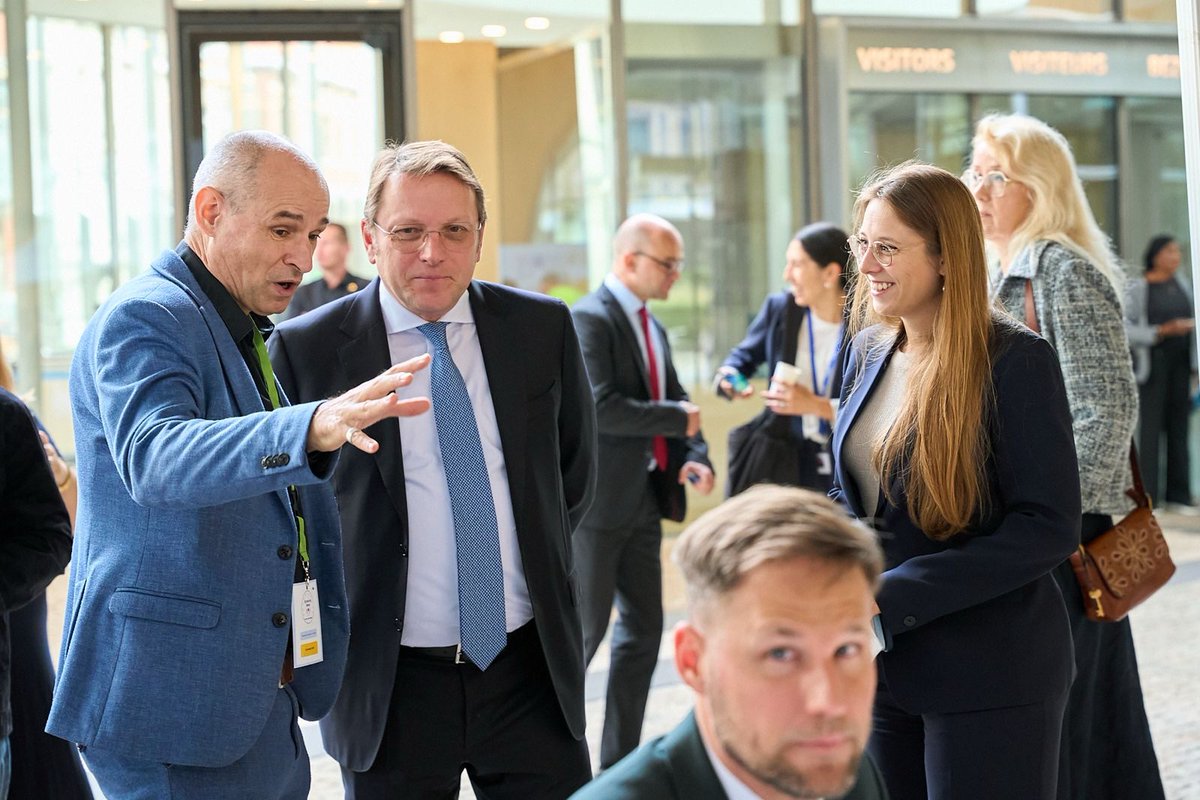 escardio's tweet photo. #EUScreeningWeek took centre stage in Brussels today, where Health Commissioner @OliverVarhelyi led by example and underwent cardiovascular screening right outside the European Commission building.

The Belgian Society of Cardiology joined the initiative, helping highlight key cardiovascular risk factors and the value of knowing your numbers.

Moments like this reinforce why routine screening matters when it comes to catching risk factors early, improving patient outcomes, and reducing the burden of cardiovascular disease across Europe https://t.co/OZB3nbA9JD

#KnowYourNumbers #SafeHeartsPlan @EU_Health @IDFEuropeBXL