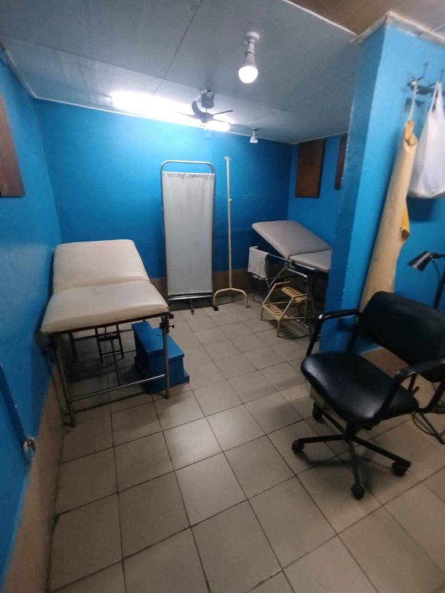 Chroniques225's tweet photo. • Santé & Hygiène Publique ¦ Répression des fraudes et infractions. 

Après plusieurs dénonciations et enquête, les établissements privés de santé suivants ont été fermés :

• CENTRE DE SOINS DE SANTÉ ONG SOUTIEN MEDICAL 
(Yopougon camp militaire)
Fermé pour :
- Absence d'autorisation du MSHPCMU ;
Obtention d'un certificat de non conformité ;
- Défaut de certificat de salubrité INHP ;
- Absence de système de gestion réglementaire des déchets bio-médicaux ;
- Vente et dispensation de MQIF aux patients ;
- Saisie de MQIF.

• CENTRE MEDICAL SOUTRA 
(Yopougon Sideci Lem)
Fermée pour :
- Absence d'autorisation du MSHPCMU ;
- Utilisation d'un personnel non qualifié pour faire des consultations et autres activités médicales ;
- Insalubrité et défaut de certificat de salubrité INHP ;
- Absence de système de gestion réglementaire des déchets bio-médicaux ;
- Vente et dispensation de MQIF aux patients ; 
- Saisie de MQIF. 

• CLINIQUE MÉDICALE FLAMBOYANT (Yopougon, Sogefia)
Fermée pour :
- Activités non conformes au niveau d'intervention octroyé par son arrêté. 

• INFIRMERIE SAINTE MARIE 
(Koumassi)
Fermée pour :
- Absence d'autorisation du MSHPCMU ;
- Utilisation d'un personnel non qualifié pour faire des consultations et autres activités médicales ;
- Insalubrité et défaut de certificat de salubrité INHP ;
- Absence de système  de gestion réglementaire des déchets bio-médicaux. 

5) CENTRE DE SOINS SAINTE ROMANA 
(Abobo, Banco)
Fermé pour :
- Absence d'autorisation du MSHPCMU ;
- Utilisation d'un personnel non qualifié pour faire des consultations et autres activités médicales ;
- Insalubrité et défaut de certificat de salubrité INHP ;
- Absence de système de gestion réglementaire des déchets bio-médicaux. 

• CENTRE DE SOINS TCHEVA
(Abobo, Sagbé)
Fermé pour :
- Absence d'autorisation du MSHPCMU ;
- Utilisation d'un personnel non qualifié pour faire des consultations et autres activités médicales ;
- Insalubrité et défaut de certificat de salubrité INHP ;
- Absence de système de gestion réglementaire des déchets bio-médicaux ;
- Vente et dispensation de MQIF aux patients ; 
- Saisie de MQIF. 

• MATERNITE SALAM
(Abobo, Banco 2)
Fermée pour:
- Absence d'autorisation du MSHPCMU ;
- Insalubrité et défaut de certificat de salubrité INHP ;
- Absence de système de gestion réglementaire des déchets bio-médicaux ;
- Vente et dispensation de MQIF aux patients ; 
- Saisie de MQIF.