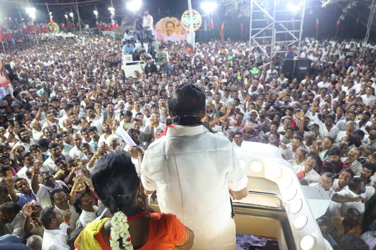 AIADMKOfficial's tweet photo. மாண்புமிகு கழகப் பொதுச் செயலாளர் புரட்சித் தமிழர் திரு. @EPSTamilNadu
 அவர்கள்,

தாராபுரம் சட்டமன்ற தொகுதி, மானூர் பாளையம் பகுதியில் கழக வெற்றி வேட்பாளர் திருமதி. K. பானுமதி அவர்களுக்கு “இரட்டை இலை” சின்னத்தில் வாக்கு சேகரித்தார்கள்.

#வெல்லட்டும்_இரட்டைஇலை 🌱
#AIADMK #Dharapuram #ByeElections