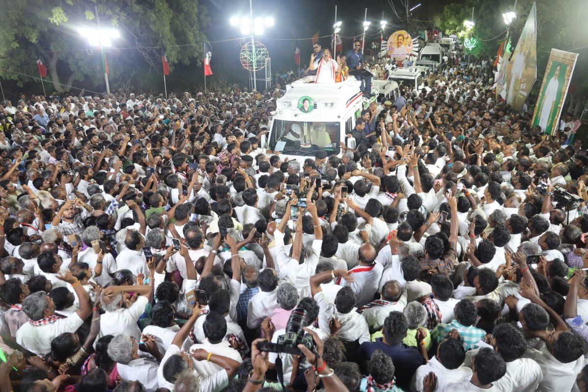 AIADMKOfficial's tweet photo. மாண்புமிகு கழகப் பொதுச் செயலாளர் புரட்சித் தமிழர் திரு. @EPSTamilNadu
 அவர்கள்,

தாராபுரம் சட்டமன்ற தொகுதி, மானூர் பாளையம் பகுதியில் கழக வெற்றி வேட்பாளர் திருமதி. K. பானுமதி அவர்களுக்கு “இரட்டை இலை” சின்னத்தில் வாக்கு சேகரித்தார்கள்.

#வெல்லட்டும்_இரட்டைஇலை 🌱
#AIADMK #Dharapuram #ByeElections