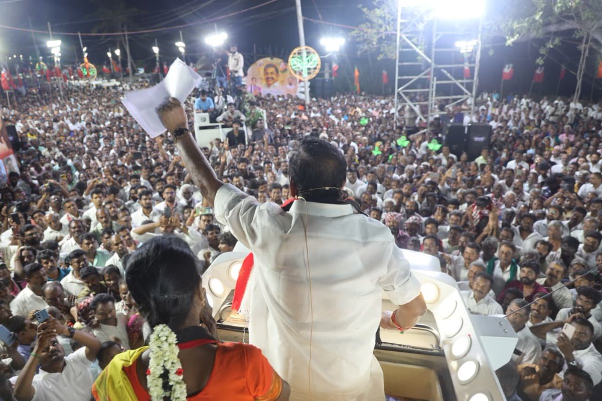 AIADMKOfficial's tweet photo. மாண்புமிகு கழகப் பொதுச் செயலாளர் புரட்சித் தமிழர் திரு. @EPSTamilNadu
 அவர்கள்,

தாராபுரம் சட்டமன்ற தொகுதி, மானூர் பாளையம் பகுதியில் கழக வெற்றி வேட்பாளர் திருமதி. K. பானுமதி அவர்களுக்கு “இரட்டை இலை” சின்னத்தில் வாக்கு சேகரித்தார்கள்.

#வெல்லட்டும்_இரட்டைஇலை 🌱
#AIADMK #Dharapuram #ByeElections