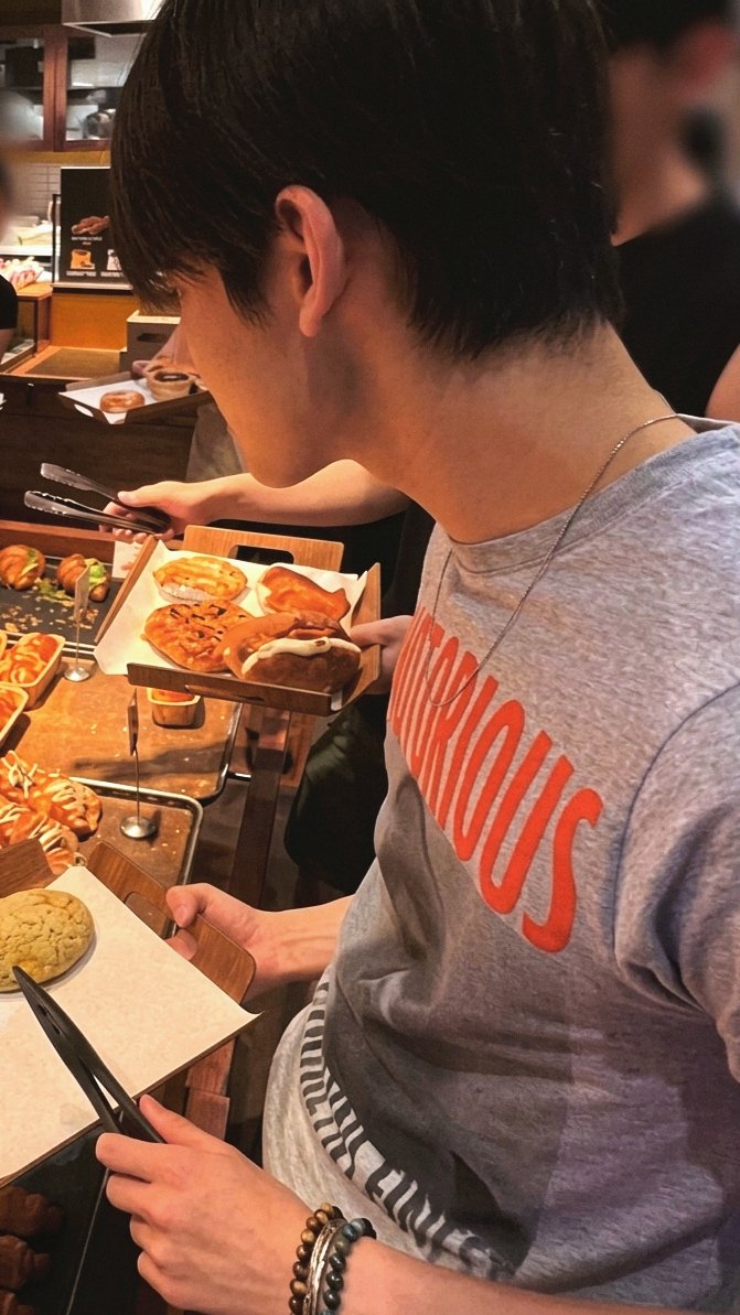 keonhojuseyo's tweet photo. bread shopping with seonghyeon https://t.co/1uuOCDtgMx