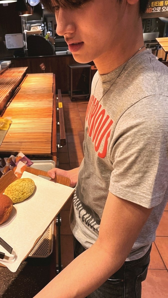keonhojuseyo's tweet photo. bread shopping with seonghyeon https://t.co/1uuOCDtgMx