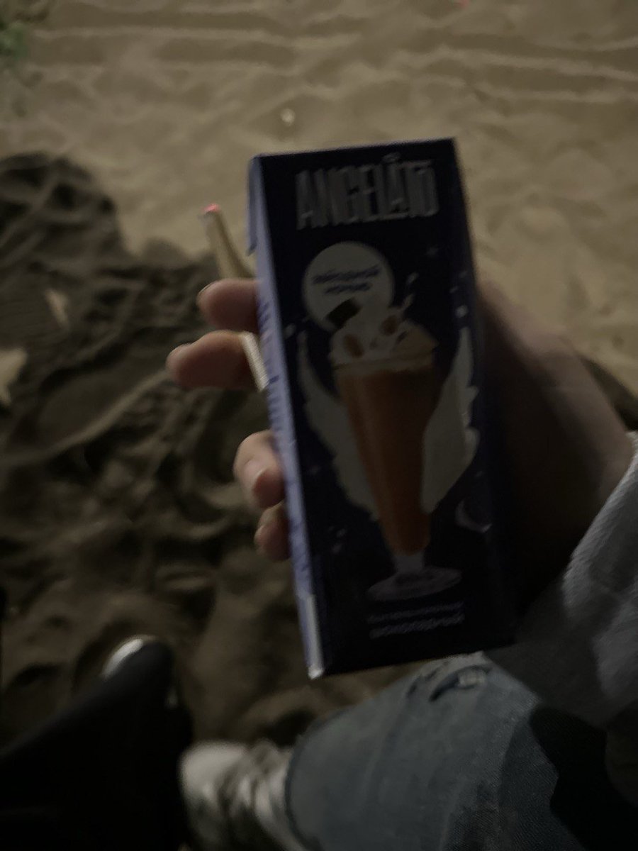 petitlivna's tweet photo. Надеюсь сдохну🚬😉 https://t.co/kcVuXIXTuA