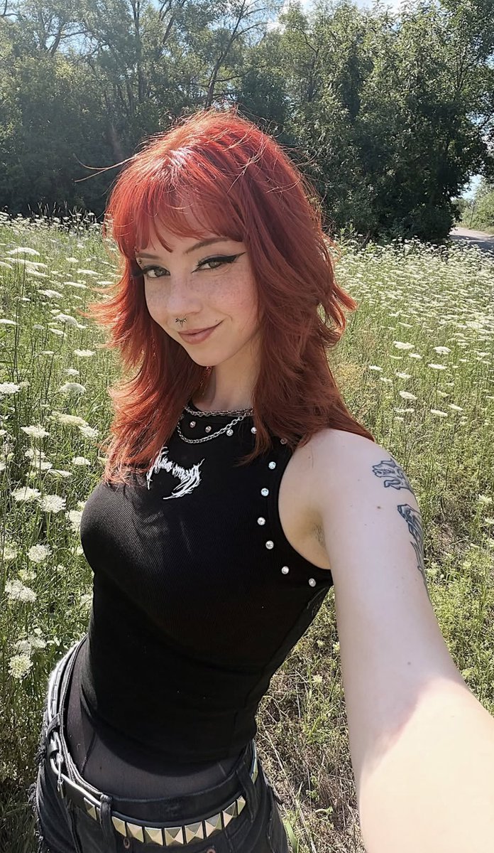 Magicseep's tweet photo. Need to fuck her face and pits https://t.co/gL2BiRwk93