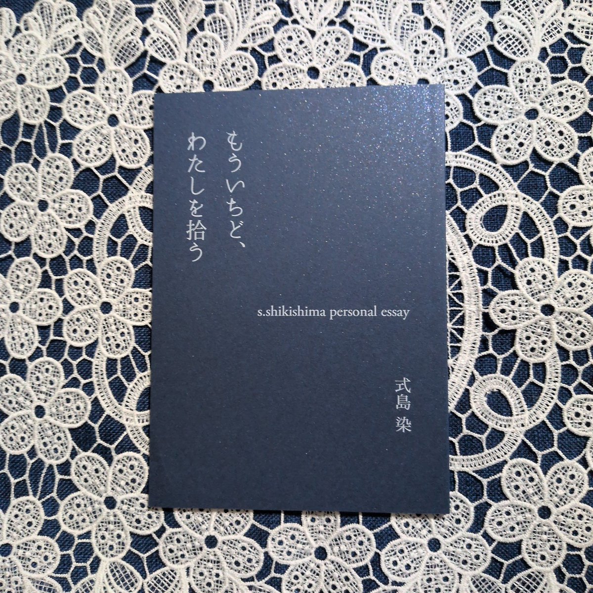 some0503's tweet photo. 《そめログ》

図書館へ本を返却し、そしてかりてきた。
しんどいときは暮らし系の本をみるのが好き。レシピ本もいい（しかし家庭的な人間ではない）

文フリ東京の準備で、既刊の在庫を数える。「もういちど、わたしを拾う」（随筆本）は残り5冊…この本好きだから増刷したいな。

#文学フリマ東京43 https://t.co/q6OeMhqpi8