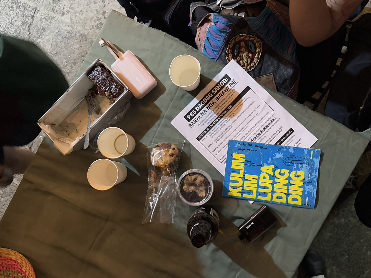arkeives's tweet photo. alak
banana bread
at cookies na gawa ni mel
polyeto
para sa ₱85 dagdag sahod
chai
humshuka’t pita
zine na gawa ni kensh
soundtrip
at tawanan
parang coming of age film
sa exhibit ni eni’t bry
sa project 8 https://t.co/bIZbLTQT9n