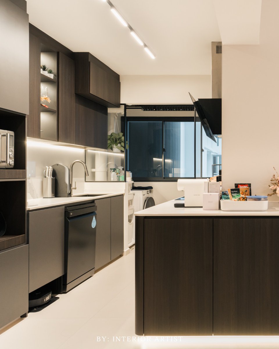 ariathomasic161's tweet photo. Dark, sleek and seriously sophisticated. This modern luxury home combines deep wood tones, clean lines and warm lighting for an inviting, refined feel. Thoughtful storage, functional spaces and personal touches make it truly special. https://t.co/VbA43gRriL