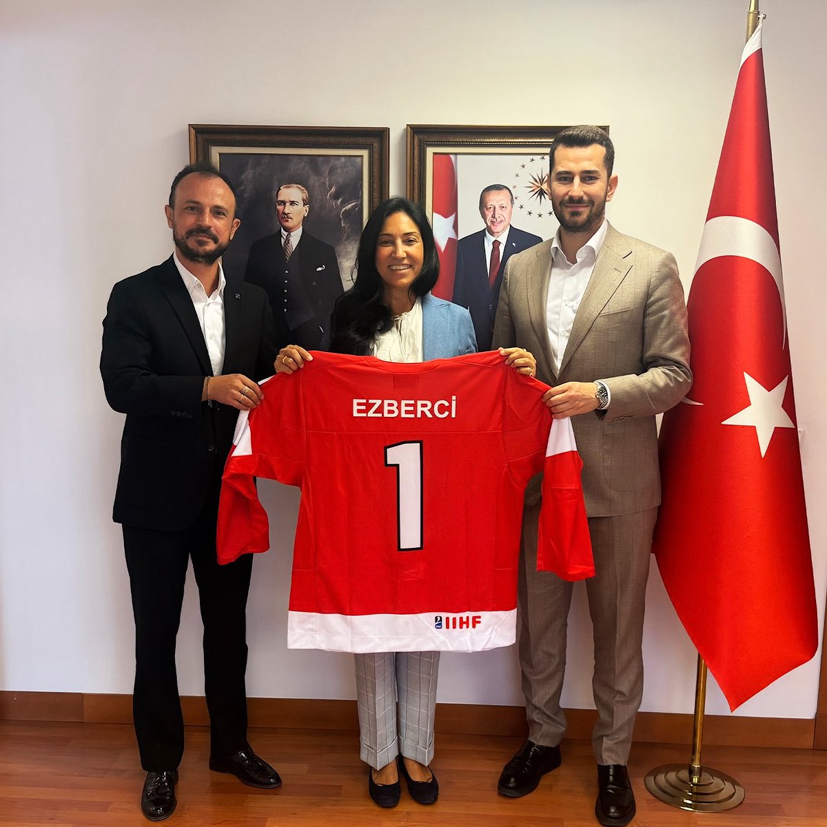 TBHForgtr's tweet photo. İspanya’nın Tenerife adasında gerçekleşecek olan Uluslararası Buz Hokeyi Federasyonu (IIHF) Olağan Seçimli Genel Kurulu için Madrid’de bulunan; Başkanvekilimiz Sn. Burak İnce ve Doç. Dr. İrfan Kurudirek, Büyükelçi Sn. Nüket Küçükel Ezberci’yi ziyaret etmişlerdir.

Misafirperverlikleri ve destekleri için Sn. Büyükelçimize şükranlarımızı sunuyoruz.