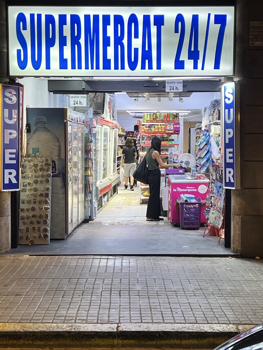 LleonardDiCapri's tweet photo. Les màfies pakistaneses: negocis completament inviables, protegits pels diferents governs municipals i sense cap investigació dels Mossos. 

La corrupció a vista de tothom. https://t.co/fpVWrY2Z8I